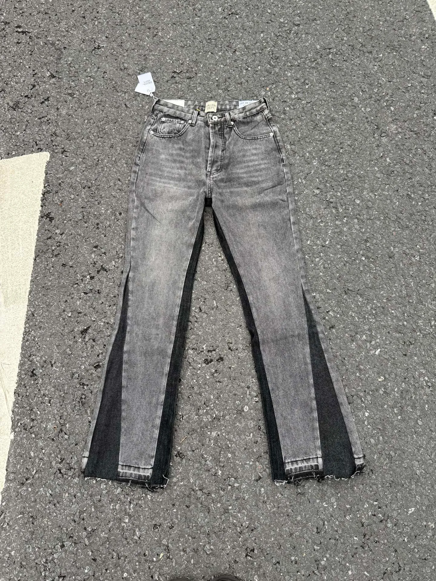 #8212 P246💰 GALLERY DEPT. LA Flared The first generation of Vintage spliced loose washed flared jeans - The original version is purchased and patterned to truly restore the ultimate texture of Vintage - The original hardware accessories, washed and other elevators, QR code analysis are all purchased from the original factory, high degree of restoration, you are welcome to compare with a certain product ~ - Three-dimensional version, loose and comfortable, not picky about the figure, taller and slimmer, factory Seiko, original factory quality control, same style for men and women, can be matched with couples Versatile recommendation: must-have jeans for all seasons - Sizes: 28 30 32 34 36